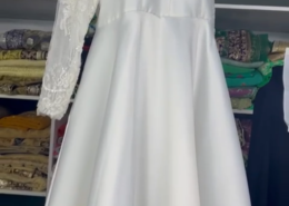 محل او شخص يشتري فستان عرس